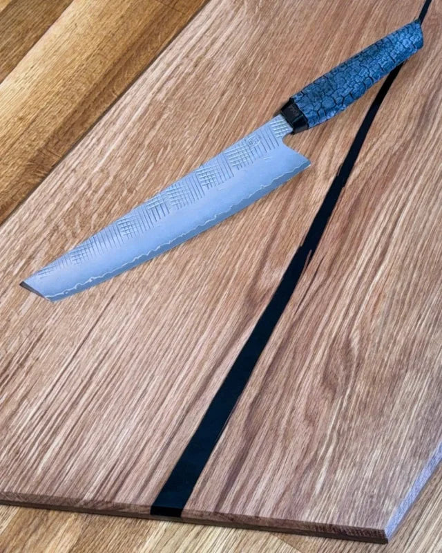 Pitmaster Board Blackline – Eiche & Epoxidharz | 65×35×3 cm | beidseitig nutzbar