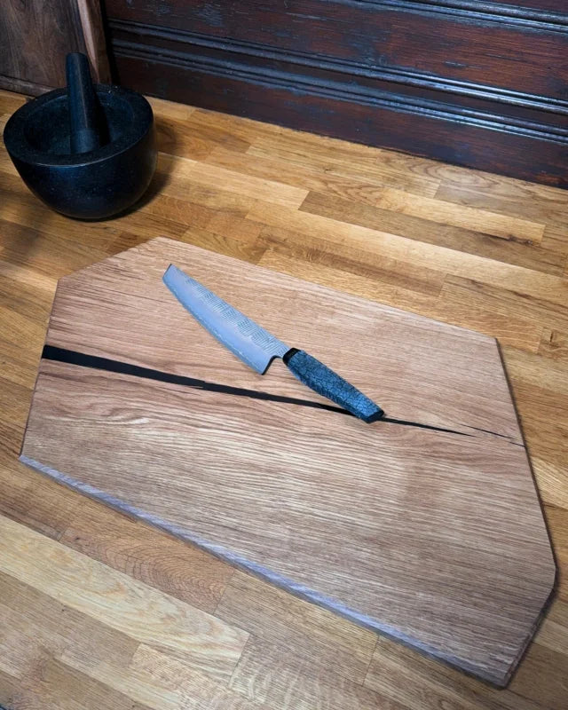 Pitmaster Board Blackline – Eiche & Epoxidharz | 65×35×3 cm | beidseitig nutzbar