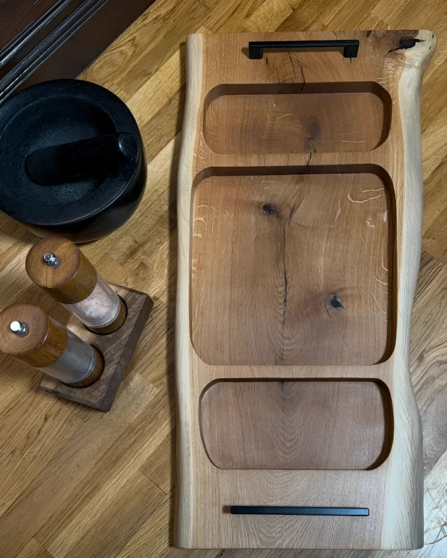 Pitmaster Board Centerpiece – Eiche | mit Schwarzgriffen | 70×32×4 cm