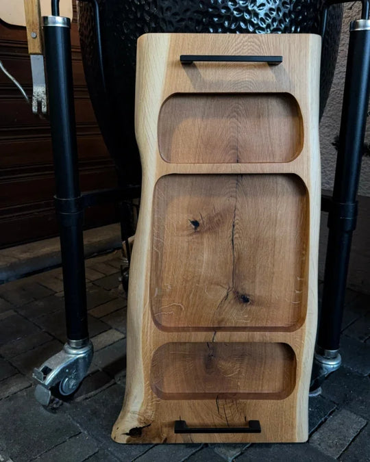 Pitmaster Board Centerpiece aus Eiche mit schwarzen Metallgriffen – BBQ Servierbrett für Tischmitte & Anrichten | 80x31x4 cm