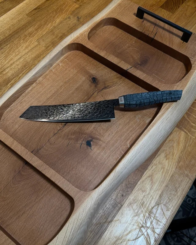 Pitmaster Board Centerpiece – Eiche | mit Schwarzgriffen | 70×32×4 cm