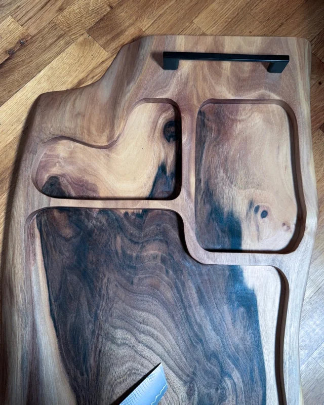 Zwei gegenüberliegende Ausfräsungen mit Garnituren und Zesten, Perspektive