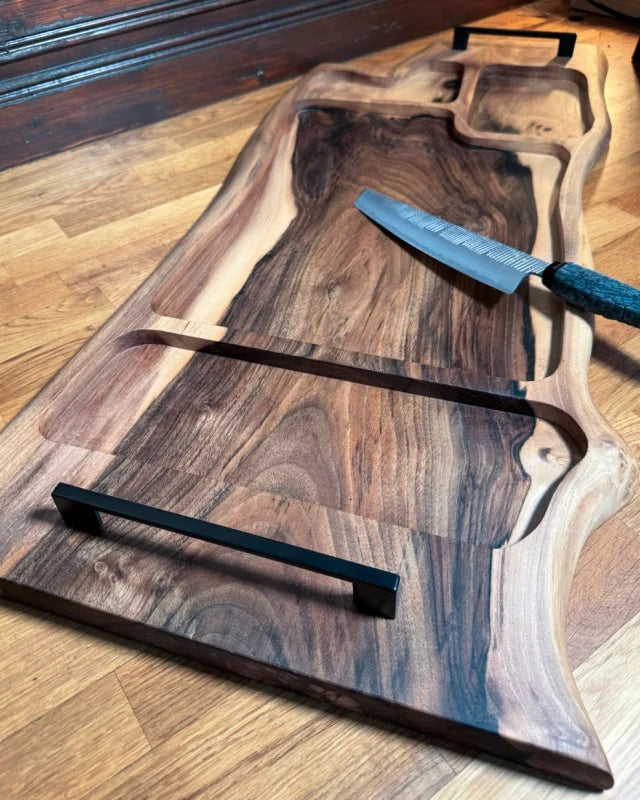 Pitmaster Board Gallery aus Nussbaum mit Metallgriffen und Ausfräsungen für BBQ