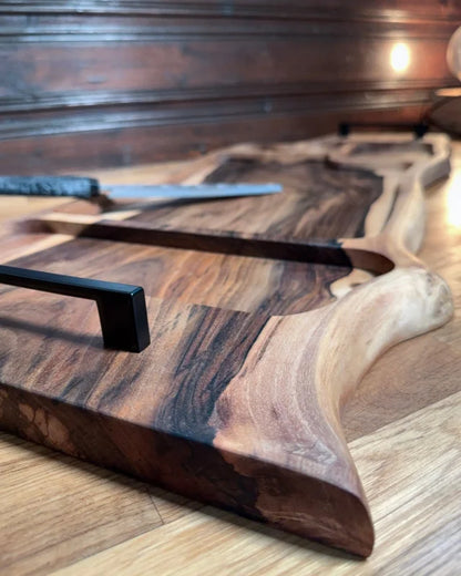 Kleine seitliche Ausfräsung mit Dip-Schälchen, strukturierte Holzmaserung