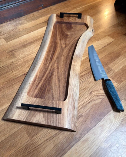 Pitmaster Board Oakflow – Eiche | 63×23×2,5 cm | mit Naturkante & Metallgriffen