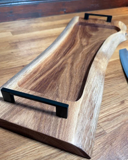 Pitmaster Board Oakflow – Eiche | 63×23×2,5 cm | mit Naturkante & Metallgriffen