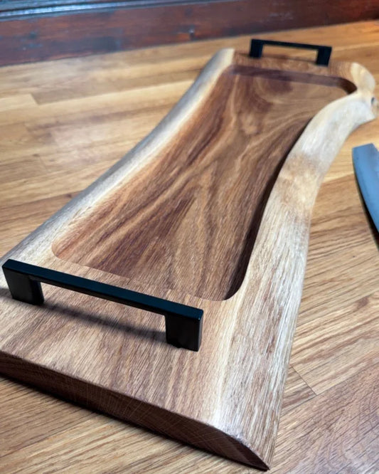 Pitmaster Board Oakflow – Eiche | 63×23×2,5 cm | mit Naturkante & Metallgriffen