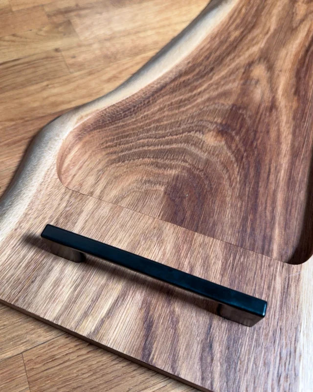 Pitmaster Board Oakflow – Eiche | 63×23×2,5 cm | mit Naturkante & Metallgriffen