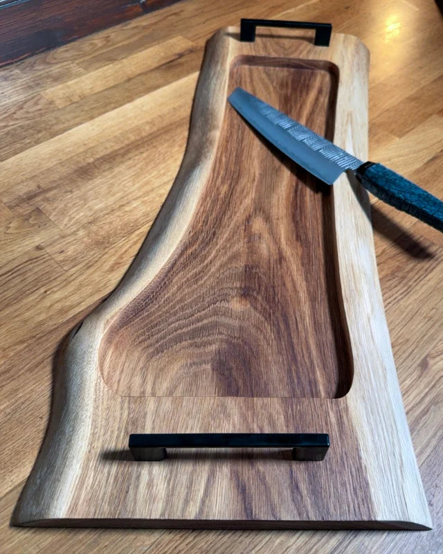 Pitmaster Board Oakflow – Eiche | 63×23×2,5 cm | mit Naturkante & Metallgriffen