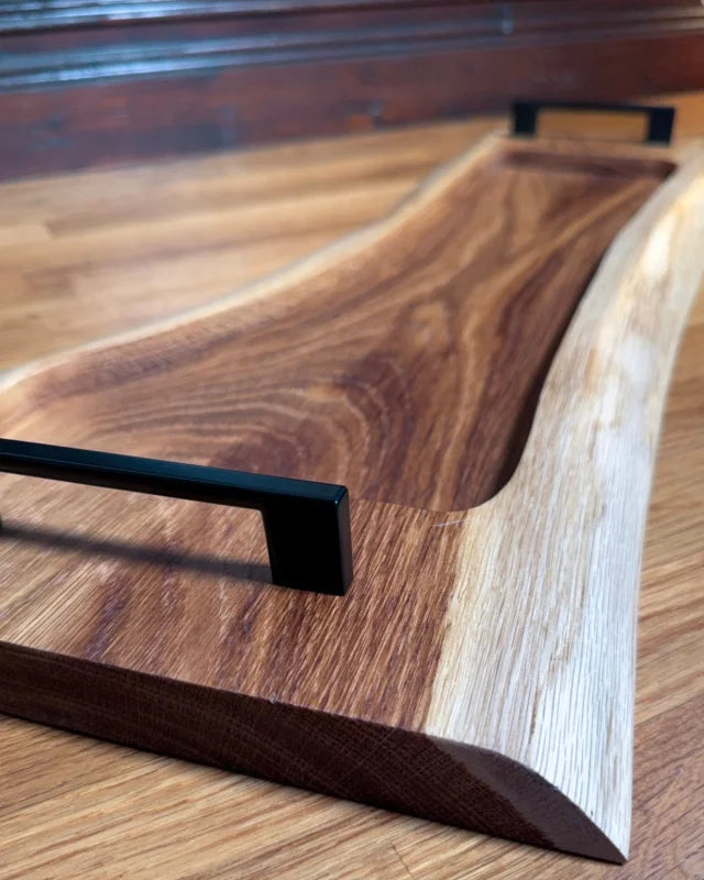 Pitmaster Board Oakflow – Eiche | 63×23×2,5 cm | mit Naturkante & Metallgriffen