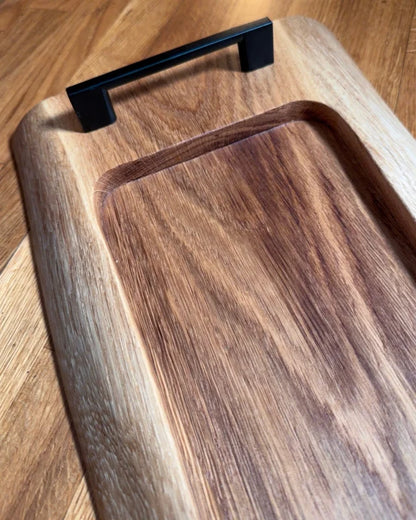 Pitmaster Board Oakflow – Eiche | 63×23×2,5 cm | mit Naturkante & Metallgriffen