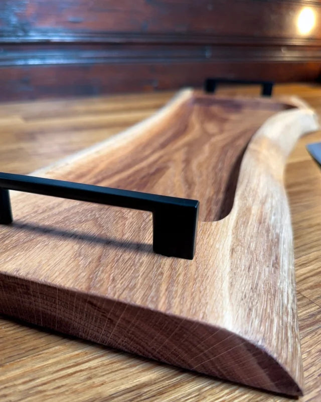 Pitmaster Board Oakflow – Eiche | 63×23×2,5 cm | mit Naturkante & Metallgriffen