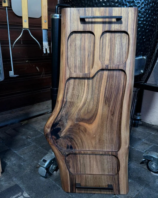 Dunkler Nussbaum mit elegantem Farbspiel und lebendiger Maserung, Detailaufnahme