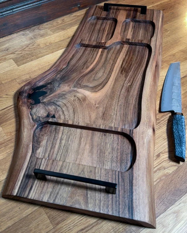 Große zentrale Ausfräsung mit Steak und Kräutern angerichtet, Close-up