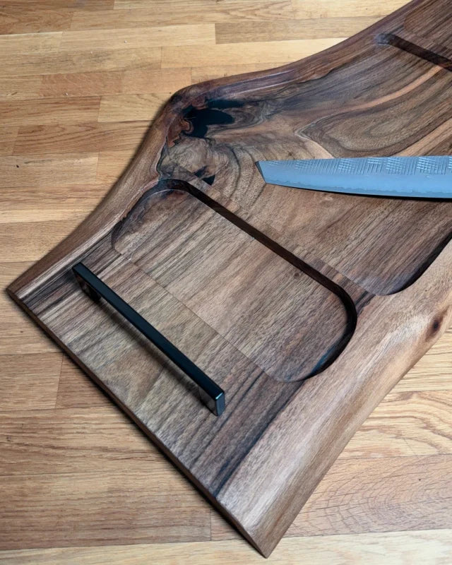 Zwei kleine Ausfräsungen nebeneinander mit Dips und Zesten, Seitenansicht