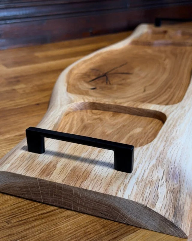 Pitmaster Board Quadra – Eiche | 86×22–30×3 cm |, 4 Aussparungen, Metallgriffe