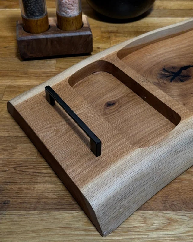 Pitmaster Board Showrunner – Eiche | mit Schwarzgriffen | 80×31×4 cm