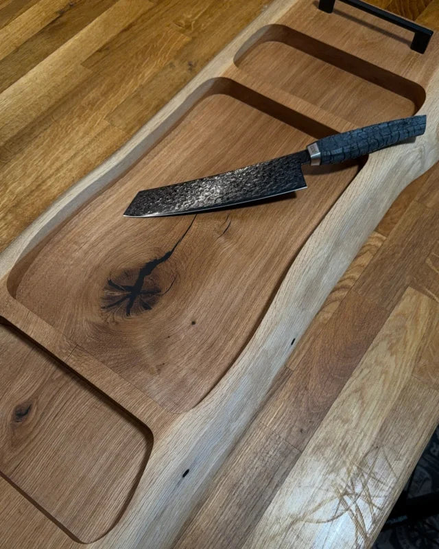 Pitmaster Board Showrunner – Eiche | mit Schwarzgriffen | 80×31×4 cm