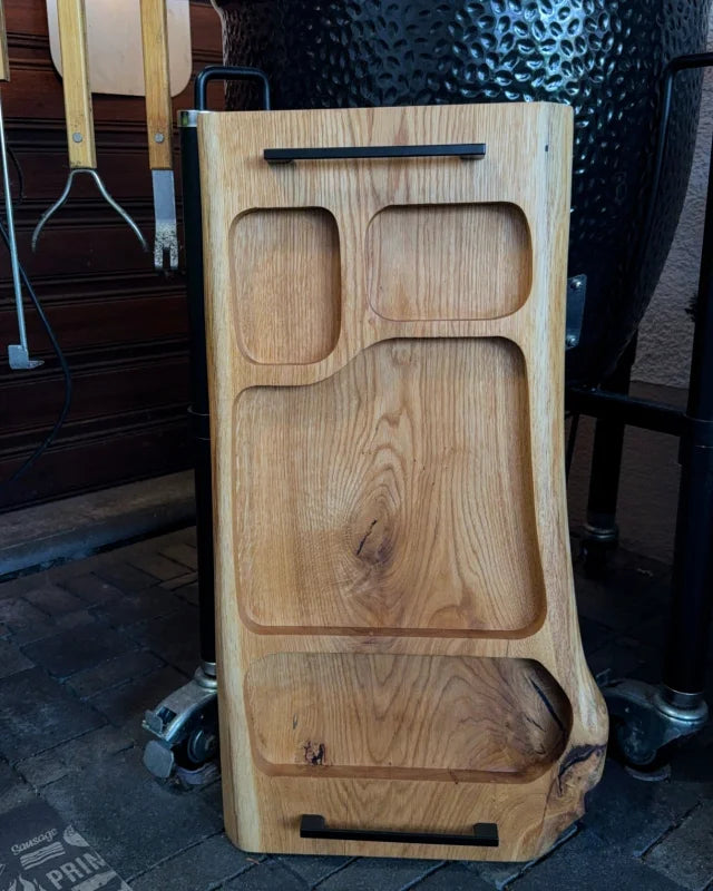 Pitmaster Board Sideflow Quad aus Eiche mit Ausfräsungen und schwarzen Griffen