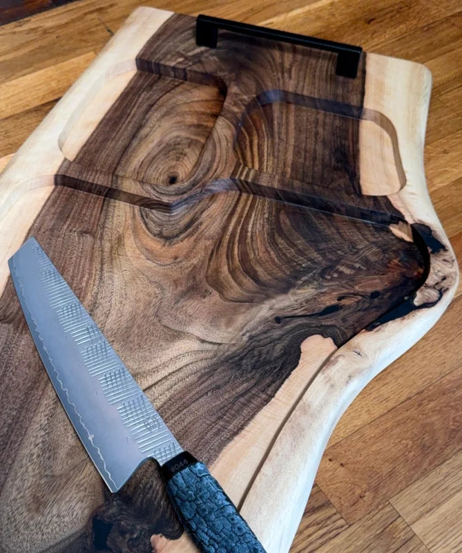 Pitmaster Board Spektrum – Nussbaum | 64×26–37×3 cm | 3 Aussparungen, Metallgriffe