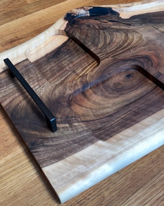 Pitmaster Board Spektrum – Nussbaum | 64×26–37×3 cm | 3 Aussparungen, Metallgriffe