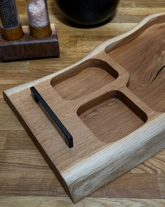 Pitmaster Board Wingline – Eiche | mit Schwarzgriffen | 70×30×4 cm