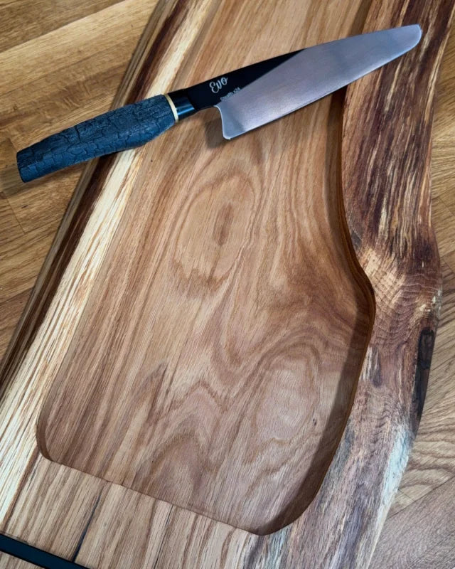 Handgefertigtes Eichenbrett Pitmaster Flow – Servierbrett mit Design-Ausfräsung und natürlicher Maserung
