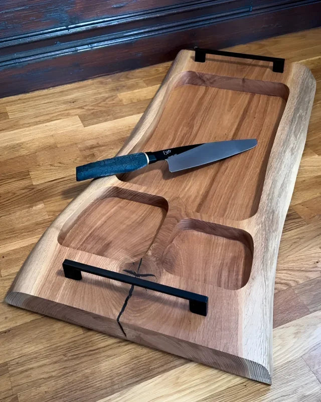 Servierbrett aus massiver Eiche mit drei Zonen für Fleisch und Beilagen – Pitmaster Station von wood & more
