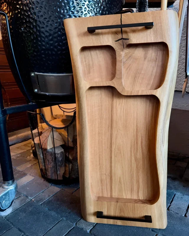Großes Holz-Servierbrett mit Ausfräsungen für Dips, Saucen und Kräuter – handgefertigt in Eiche