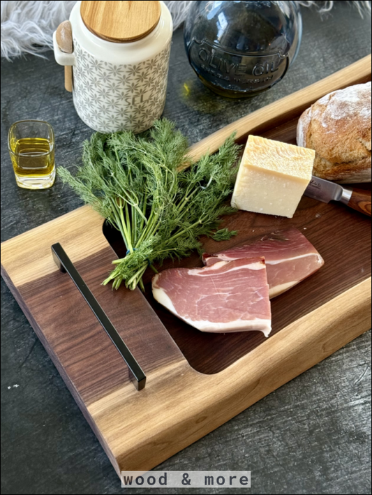 Massivholz Servierbrett aus Nussbaum mit rohem Fleisch, frischem Dill und Butter