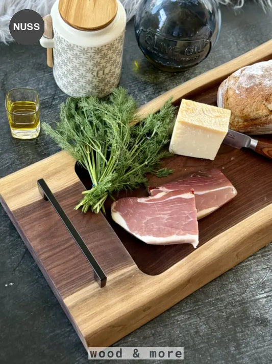 Massivholz Servierbrett aus Nussbaum mit rohem Fleisch, frischem Dill und Butter