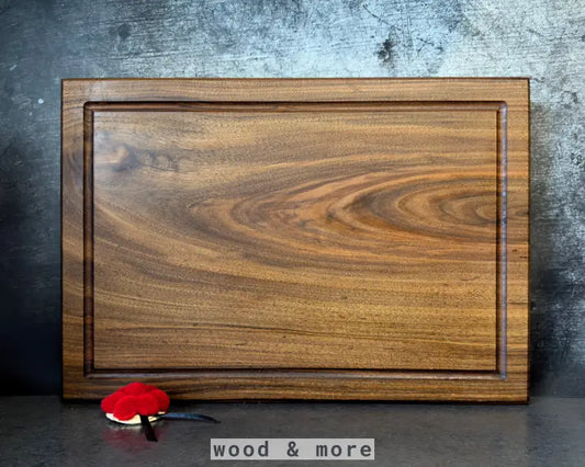 Frontalansicht des CHEFBRETT Premium aus Nussbaum mit sichtbarer Saftrille – massiv, elegant und handgefertigt aus einem Stück Holz.