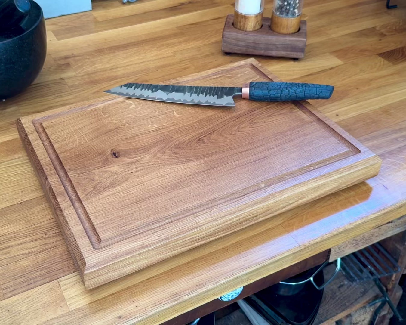 Video zeigt das CHEFBRETT M – kompaktes Schneidebrett aus massiver Eiche (40×30 cm) mit markanter Saftrille, hochwertiger Oberfläche & natürlicher Holzstruktur.
