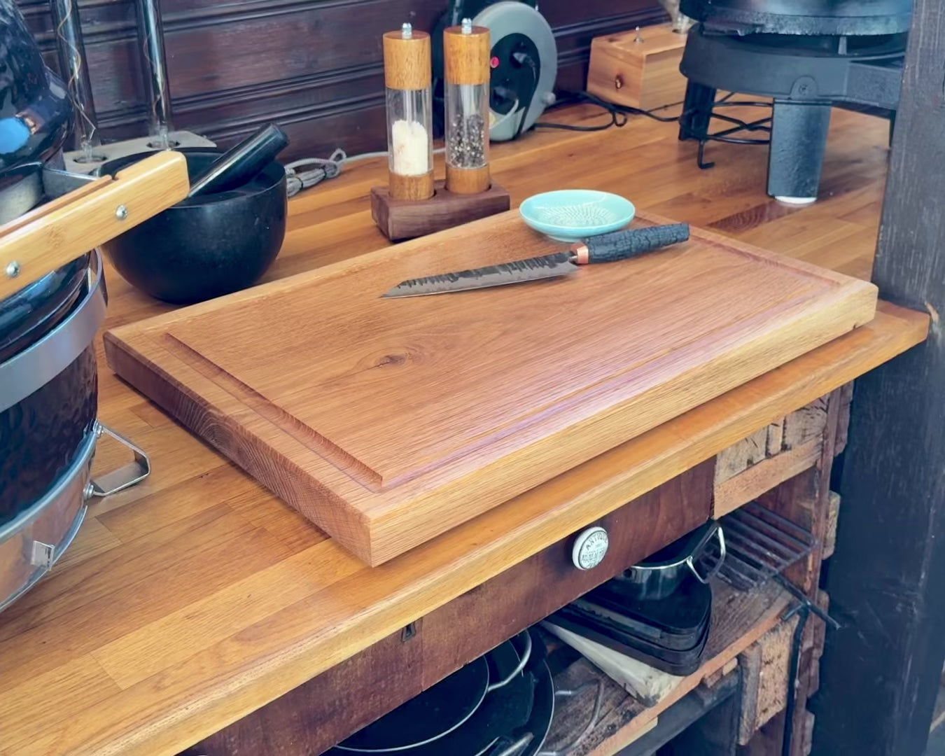 Video zeigt das CHEFBRETT XXL – großes Schneidebrett aus massiver Eiche (60×40 cm) mit tiefer Saftrille, kräftiger Holzstruktur & stabiler 4 cm Stärke.