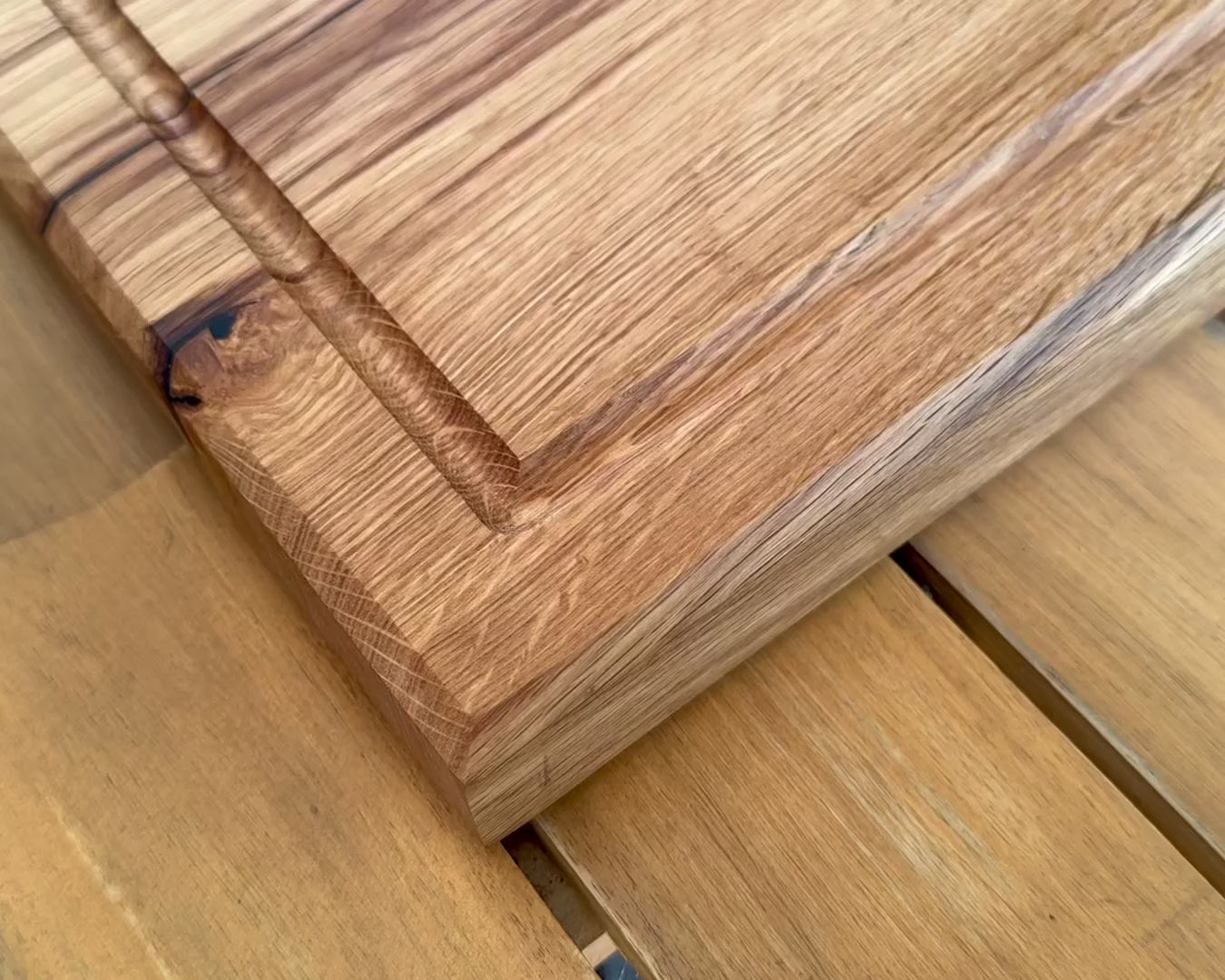 Video: CHEFBRETT M Grip – Schneidebrett Eiche 40×30 cm, 4 cm stark, mit Griffmulden & Saftrille. Beidseitig nutzbar, ideal für Küche, Grill & Servieren.