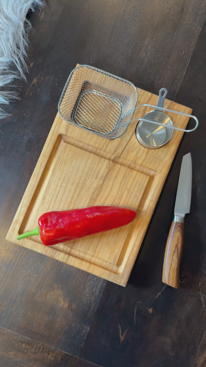 Planche à hamburger avec rainure à jus et découpes pour bols à sauce et panier à frites - fabriquée à la main en bois massif