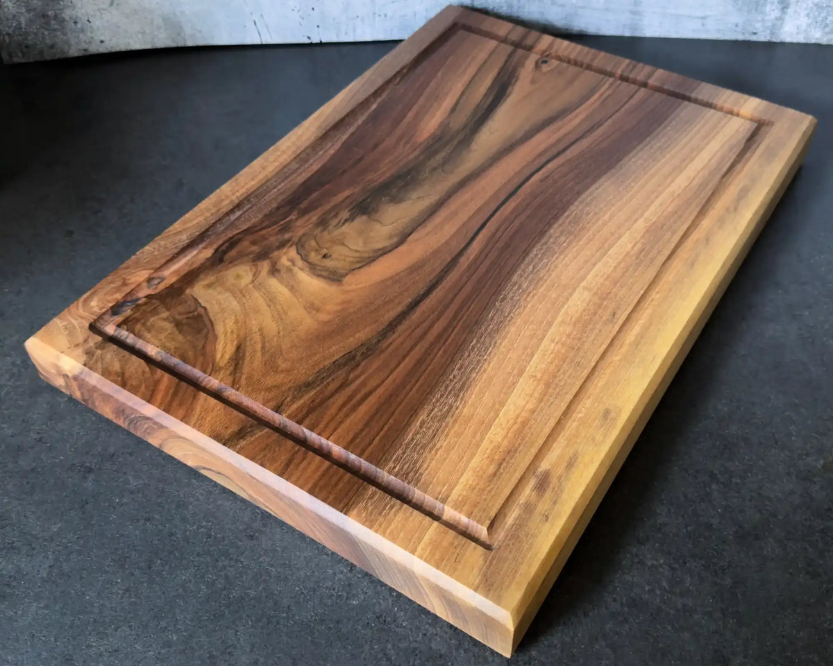 Massives Schneidebrett mit kräftiger Maserung und Saftrille – Chefbretter von wood & more