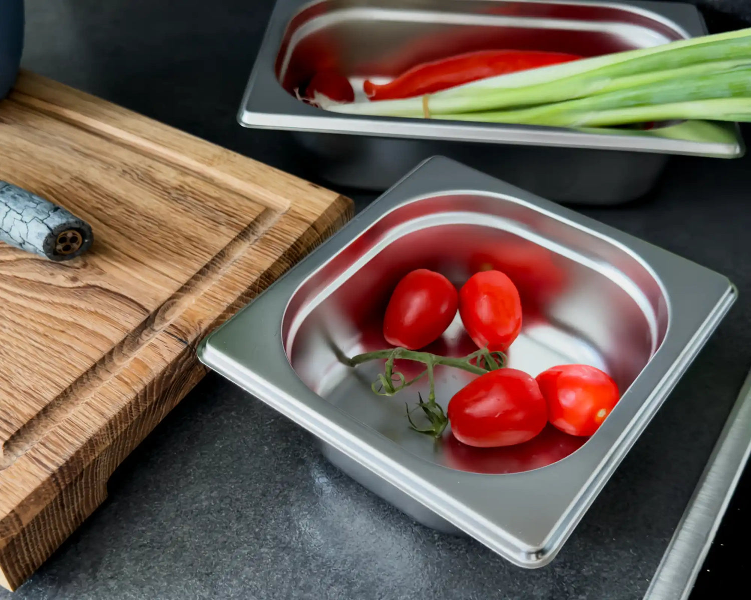 Edelstahl-Foodpans mit frischem Gemüse.