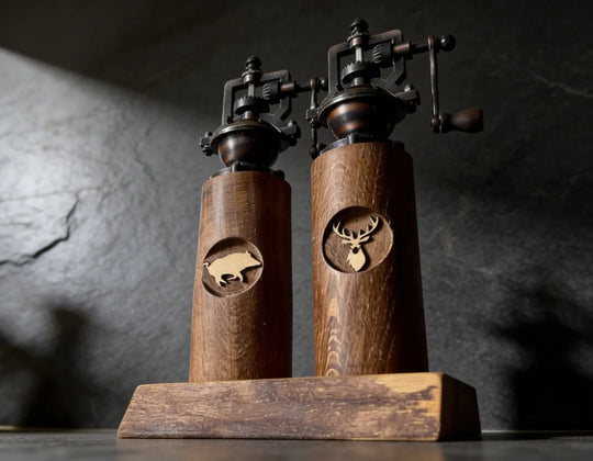 Salz & Pfeffermühle aus geräuchertem Eichen Holz mit Untersetzer und einstellbarem Keramikmahlwerk