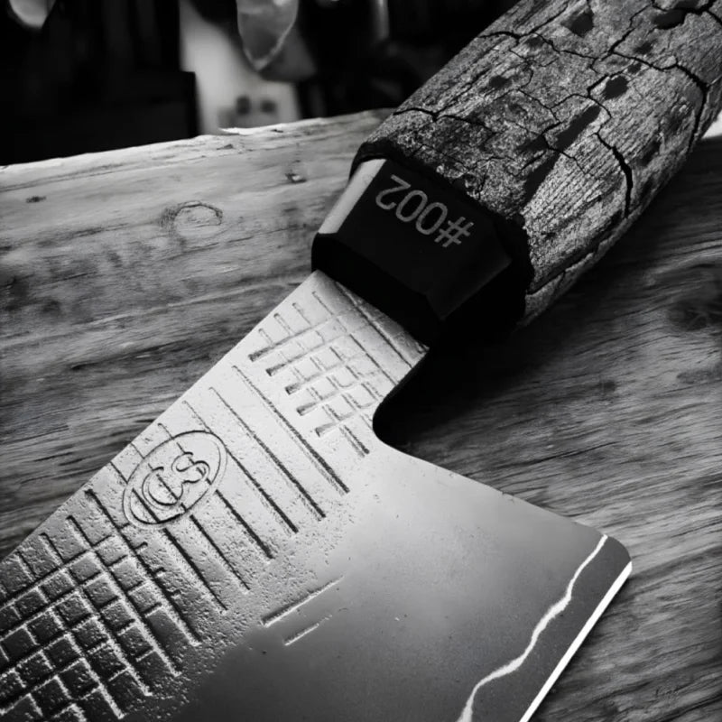 San-mai Xplore Silverline Tanto – limitiertes Messer, markantes Design, Detailaufnahme von Klinge und Griff