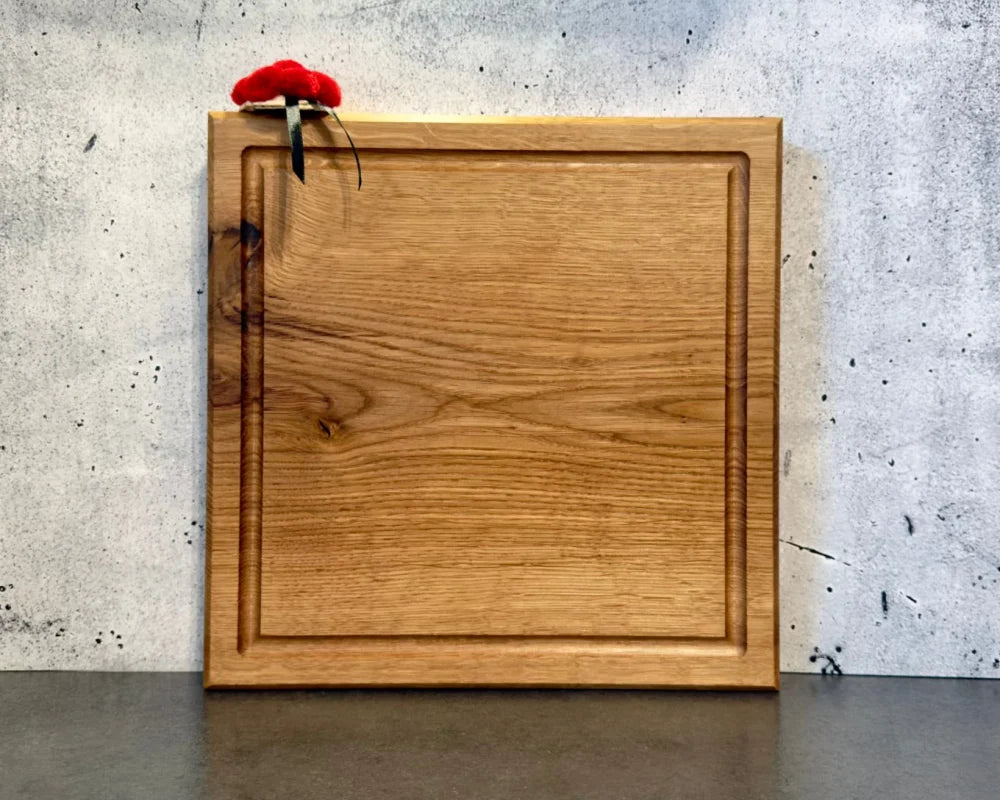 Kompaktes Schneidebrett Eiche 30×30 cm mit Saftrille, handgefertigt
