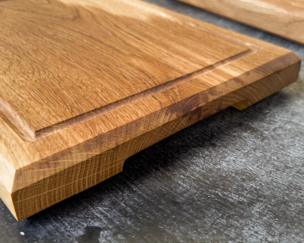 Mittelgroßes Schneidebrett Holz Eiche – mit Griffmulden