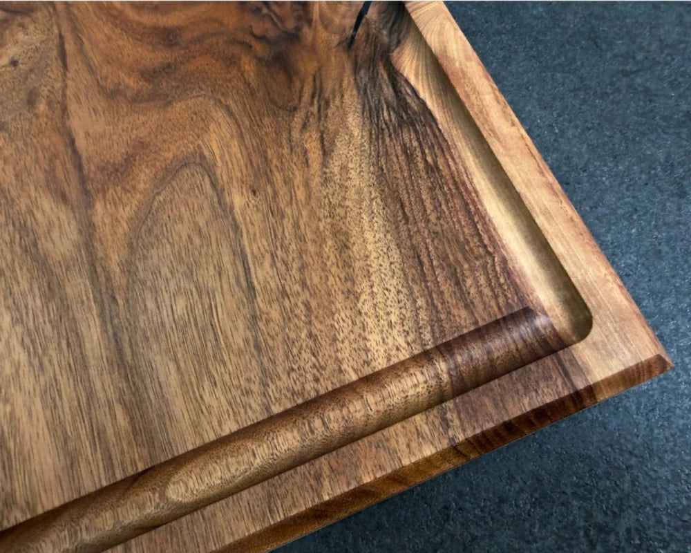 Eckdetail mit Saftrille – Nussbaum Workhorse 40×30 cm, 4 cm massiv, fein geschliffene Kante