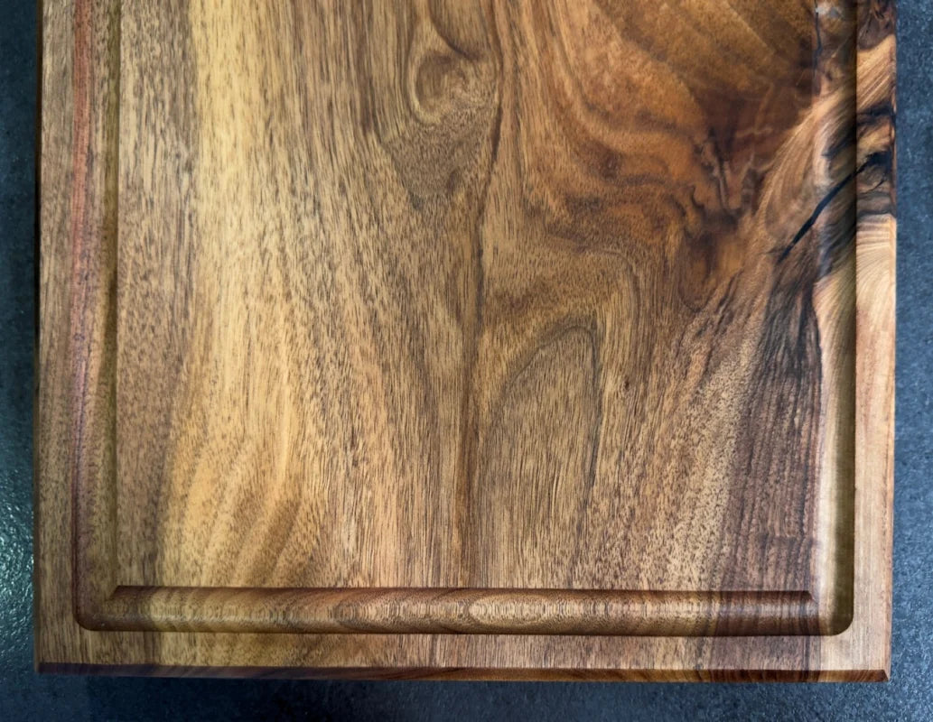 Detail Saftrille und Maserung – Nussbaum Schneidebrett 40×30×4 cm, handgeölt, hell-dunkles Farbspiel
