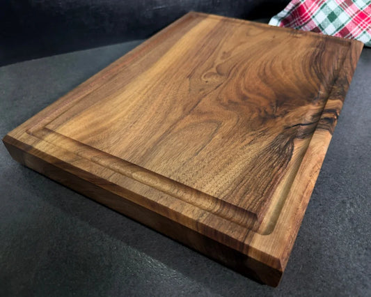 CHEFBRETT M Workhorse Nussbaum 40×30×4 cm – starke Kante, umlaufende Saftrille, Detailansicht