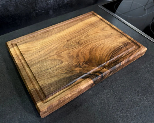Massives Nussbaum Schneidebrett 40×30 cm, 4 cm stark – Workhorse mit Saftrille, schräge Perspektive