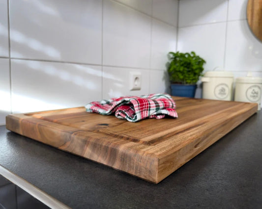 Low-Angle Detail: 3,8 cm starke Blockkante – Nussbaum Schneidebrett 80×40 cm, TitanBlock XXXL