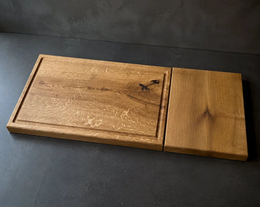 Schneidebrett-Set aus Eiche mit Chefbrett 60×40 cm und Vorbereitungsbrett 40×30 cm auf dunkler Arbeitsplatte