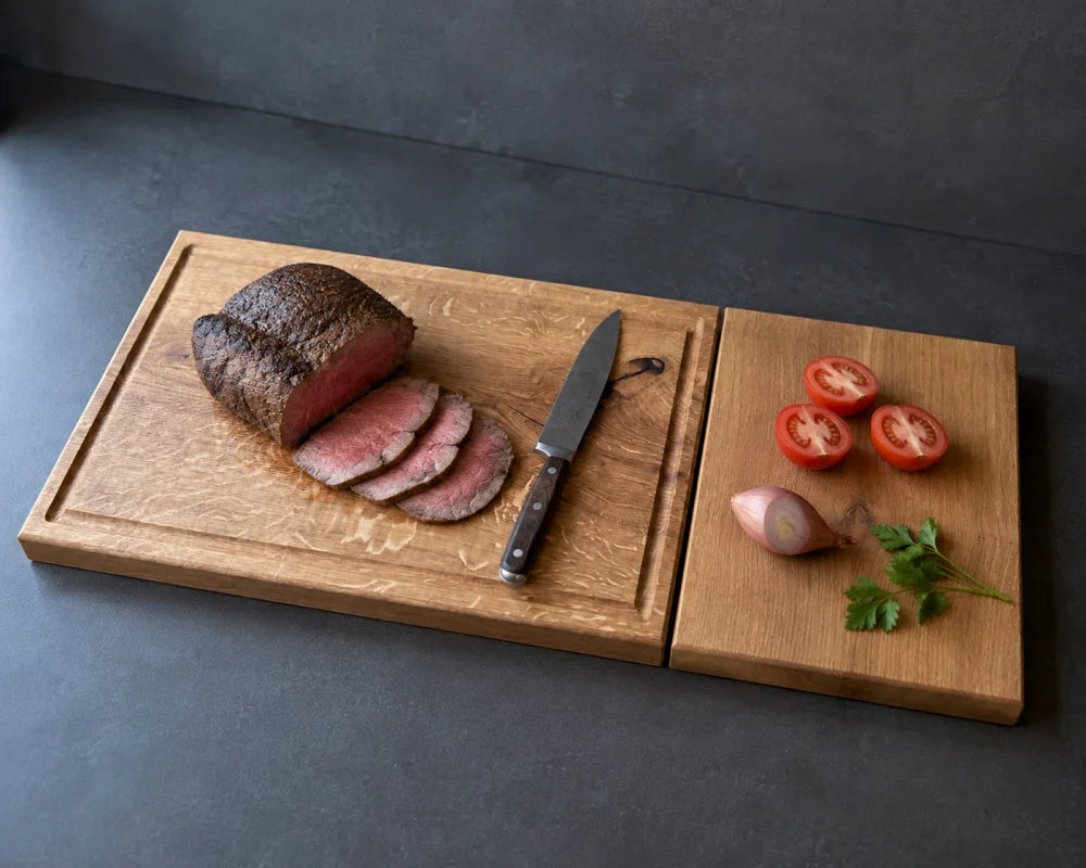 Eiche Schneidebrett-Set beim Tranchieren von Roastbeef und Vorbereiten frischer Zutaten