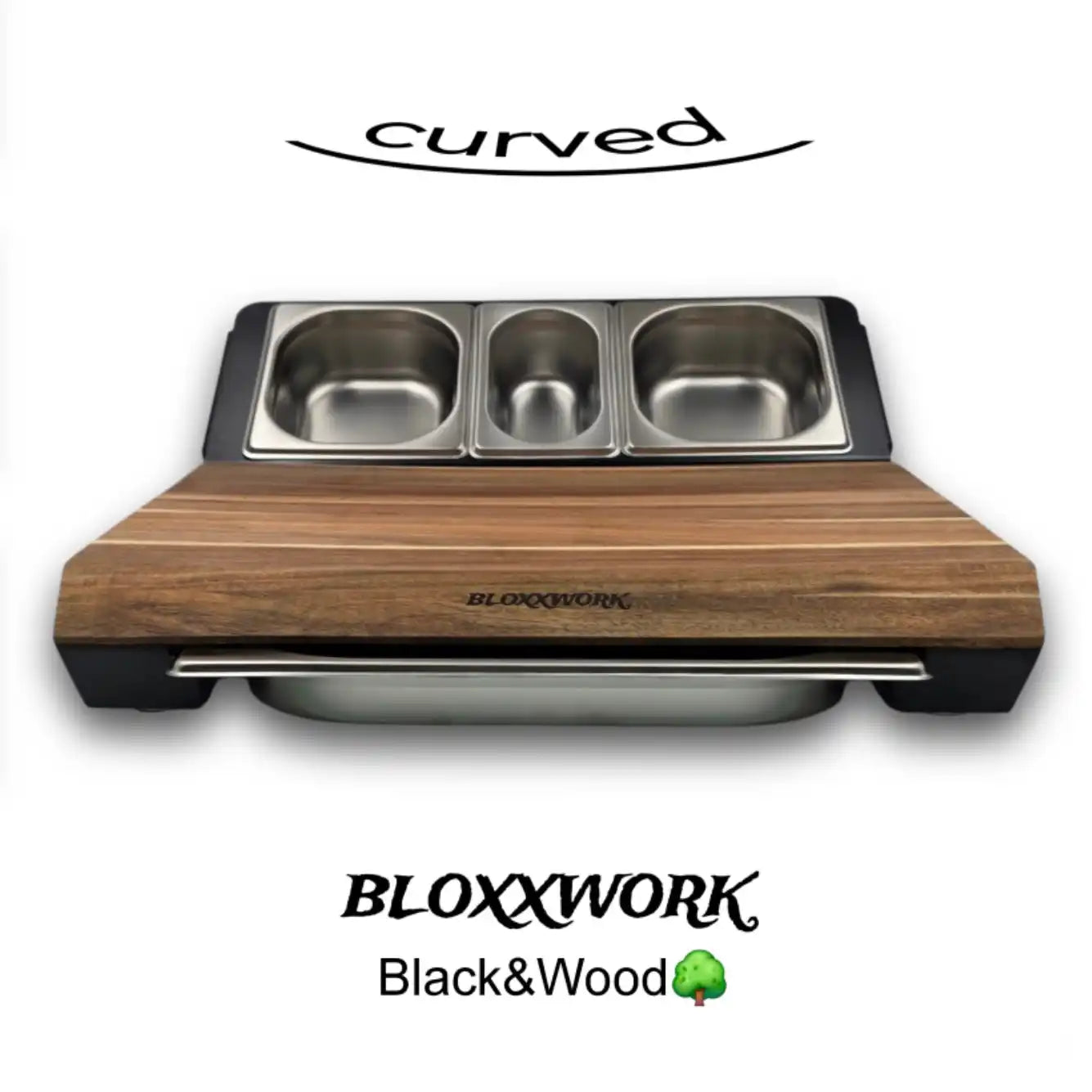 Eine schwarze Servierplatte aus Holz mit drei Edelstahl-Einsätzen und einer integrierten Edelstahl-Schale darunter.